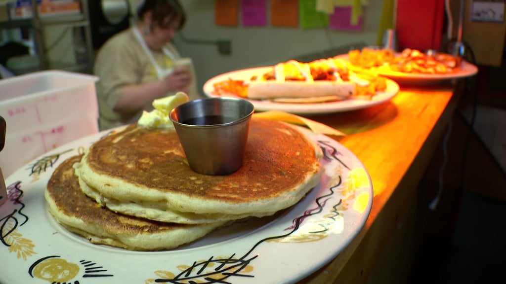 Modern Times Cafe closing at end of year after providing 30,000 free meals in wake of ICE surge — WCCO / CBS Minnesota, Shakopee Dining news