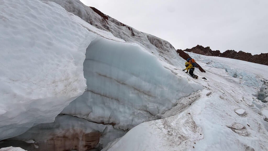 Florida man injured climbing California's Mount Shasta rescued after 2 nights in freezing temps — CBS Miami, Shakopee Technology news