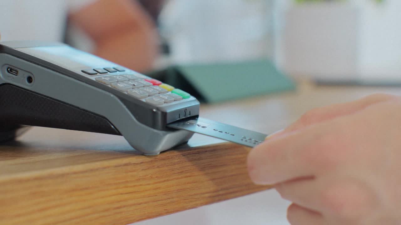 Avoiding fees when holiday shopping — Shakopee Business news