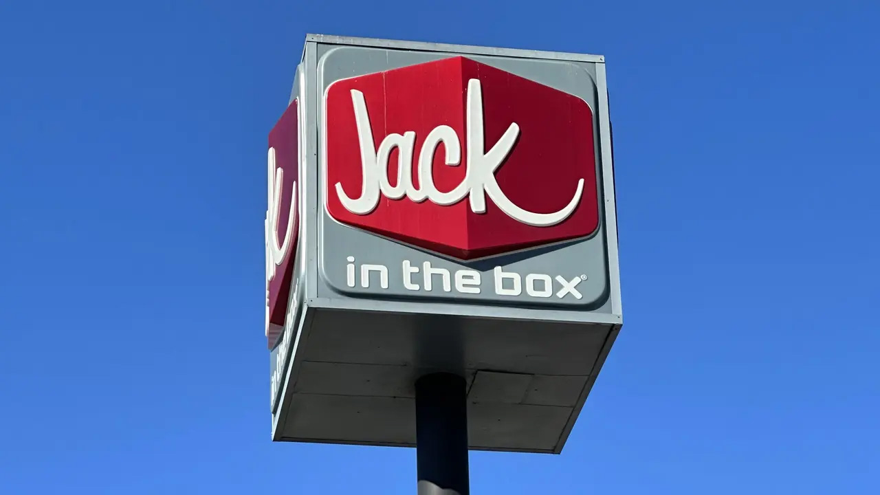 Scalding hot coffee thrown into fast-food manager’s face by angry customer, DA says — Shakopee Dining news